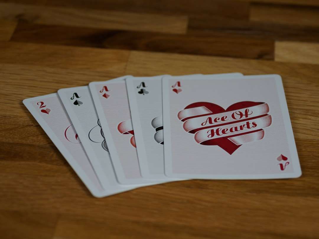 Fehér és piros szív nyomtatott kártya kirakós online