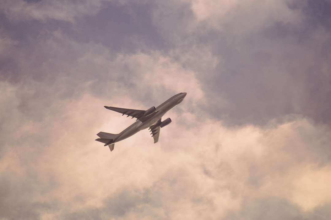 Wit vliegtuig die overdag in de lucht vliegen online puzzel
