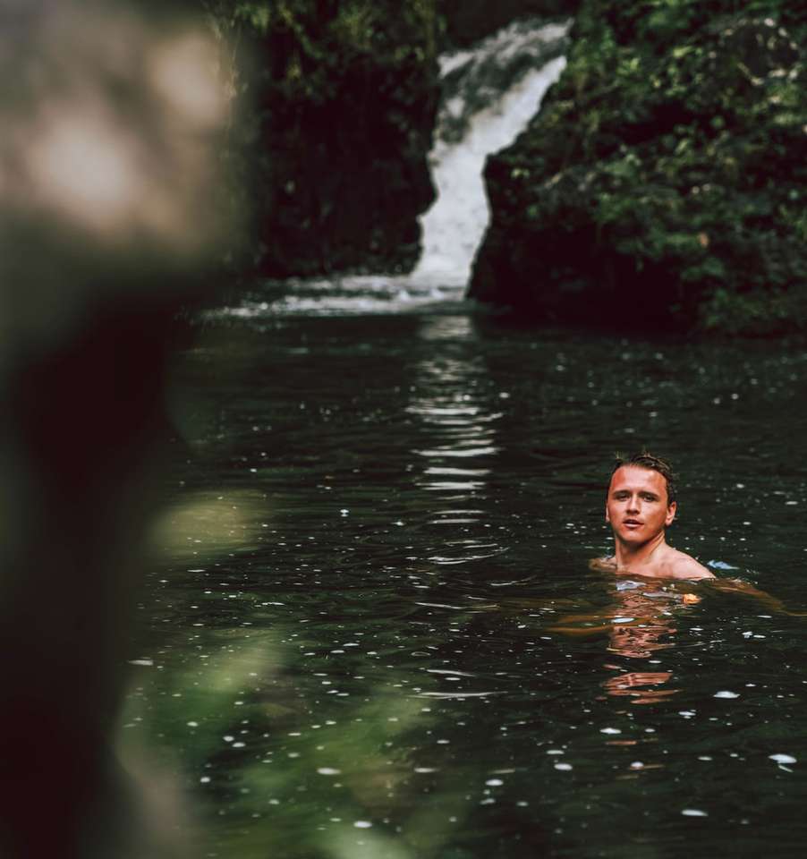 Mujer en agua en cierre encima de la fotografía rompecabezas en línea