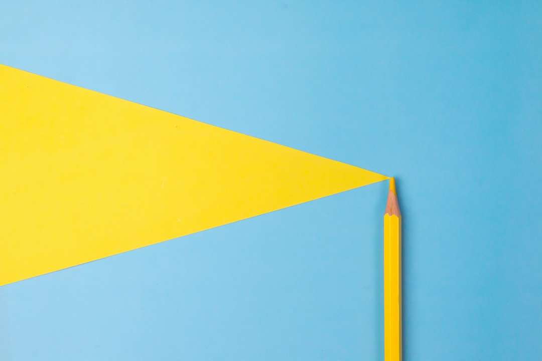 Žlutý a modrý papír na modrém povrchu skládačky online