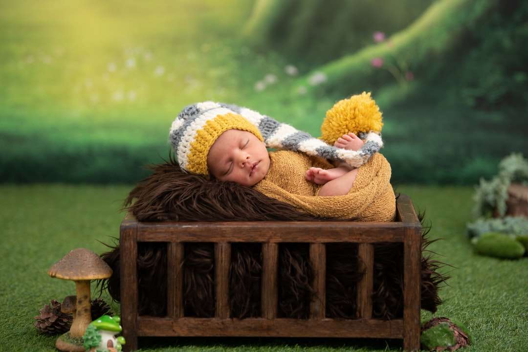 Момиче в кафяв плетен пуловер, лежащ на кафяв дървена пейка онлайн пъзел