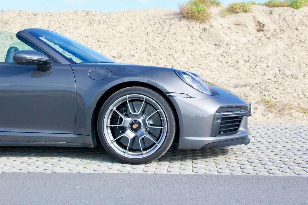 Modré auto na šedé betonové silnici online puzzle