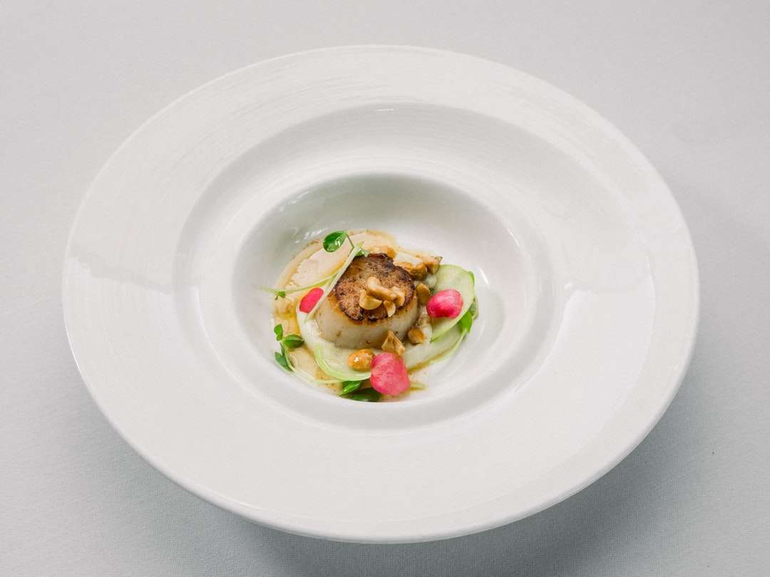 біла керамічна тарілка з овочевим салатом пазл онлайн