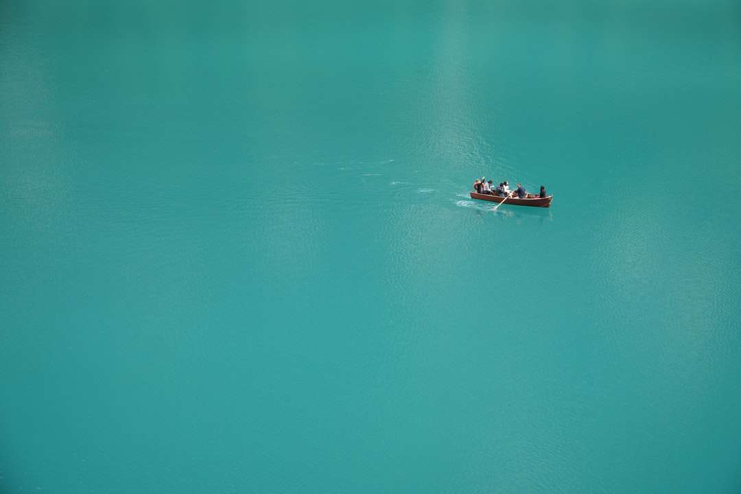 2 человека едут на лодке по водоему днем пазл онлайн