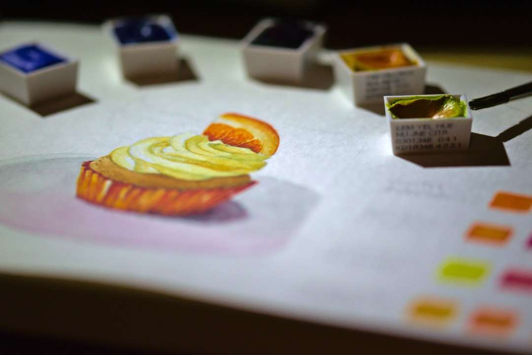 Brauner Cupcake auf weißem Papier Puzzlespiel online
