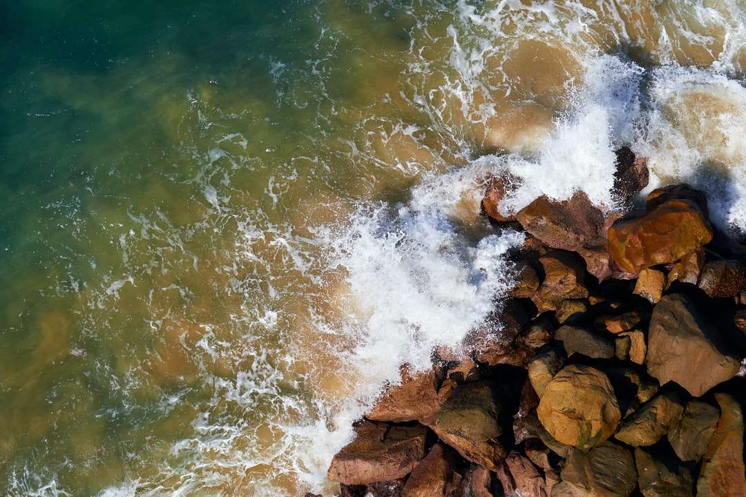 Water Waves frappant des roches brunes puzzle en ligne