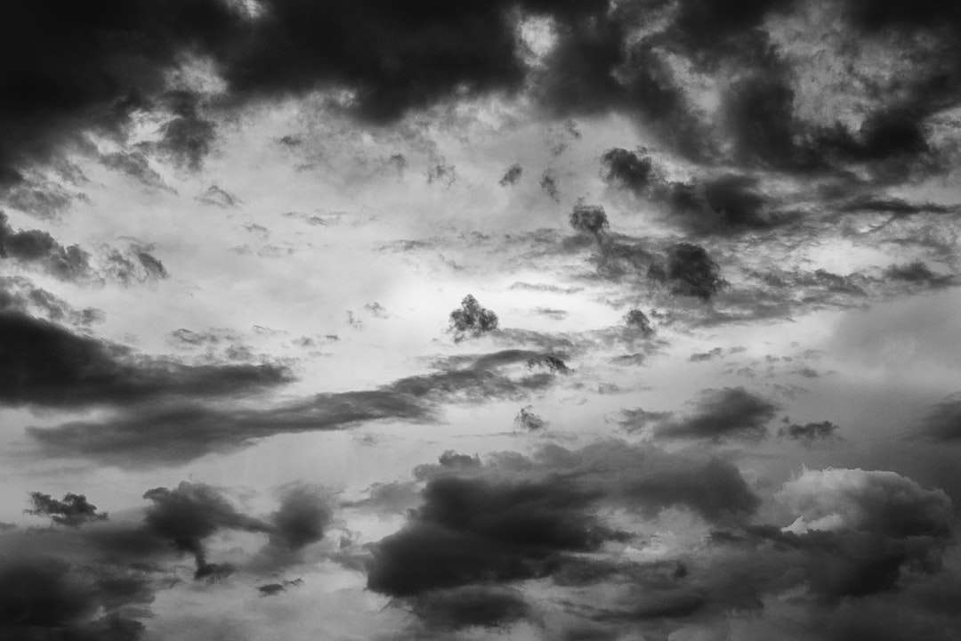 Gråskala Foto av moln i himmel pussel på nätet