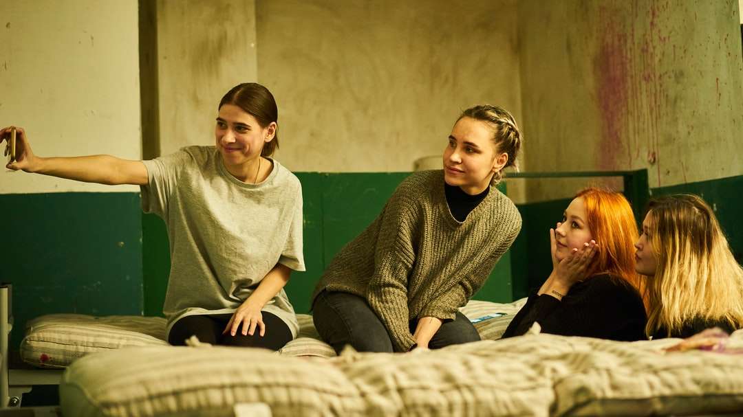 Nő zöld pulóver ül mellette nő a szürke pulóver online puzzle