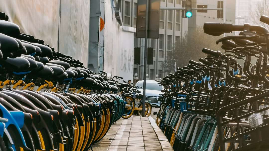 Schwarzes und gelbes Fahrrad auf grauer Betonstraße Online-Puzzle