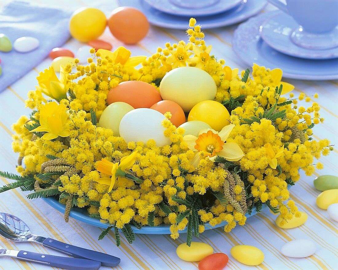 Påsk dekorativa påskskål med mimosa Pussel online