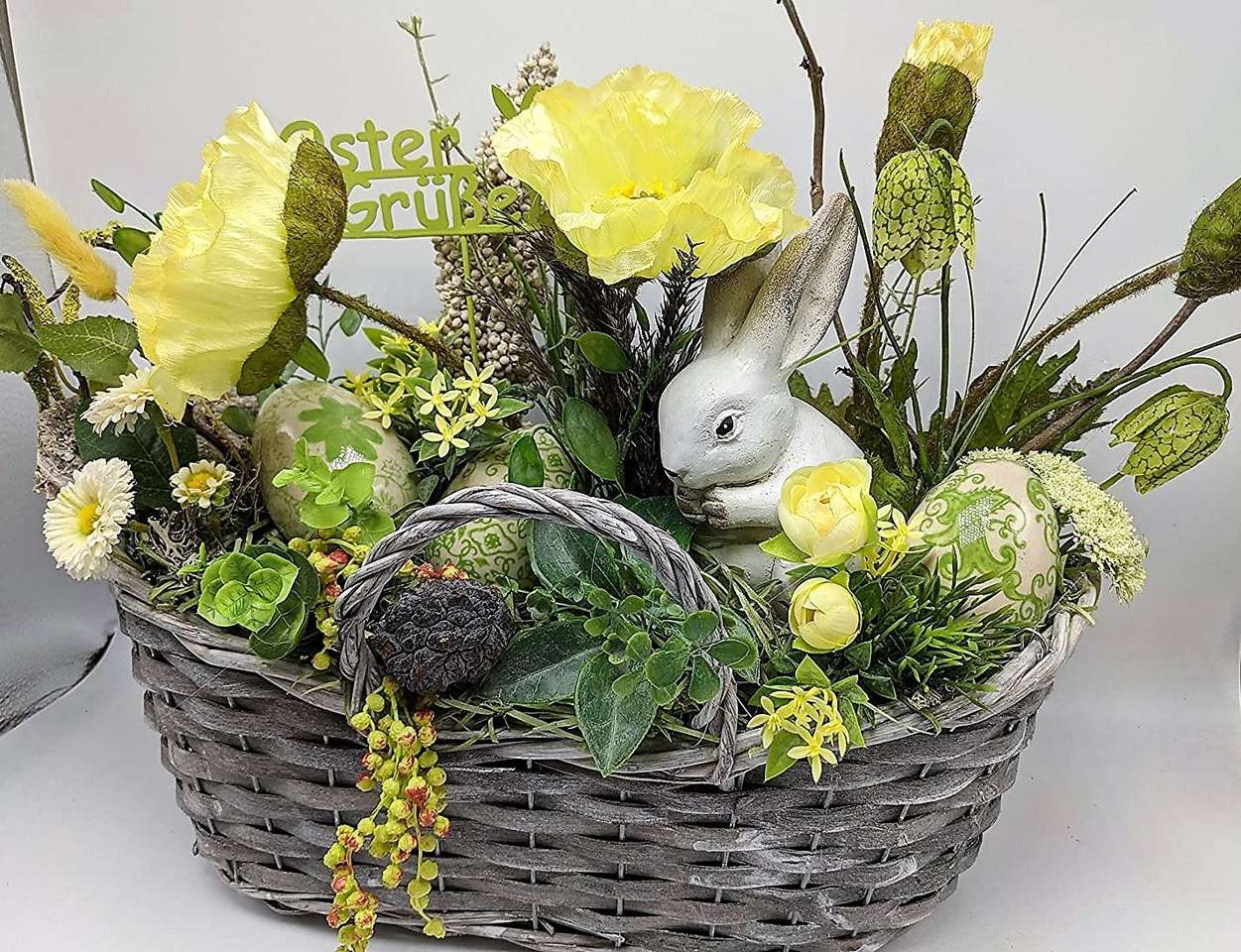 Decoración de Pascua en una cesta rompecabezas en línea