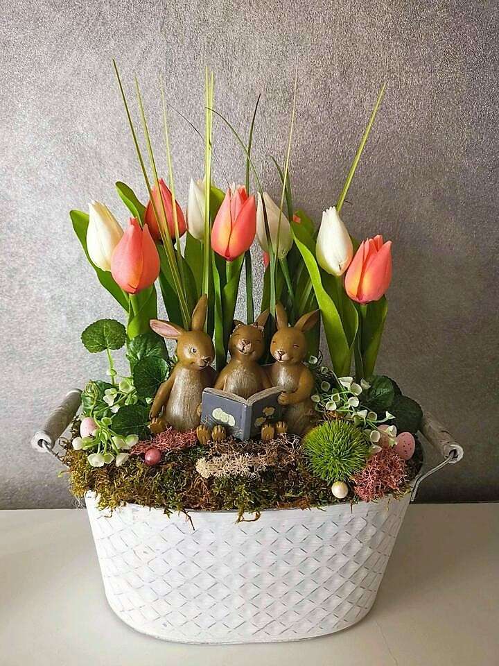 Velikonoční dekorace s králíky a tulipány skládačky online