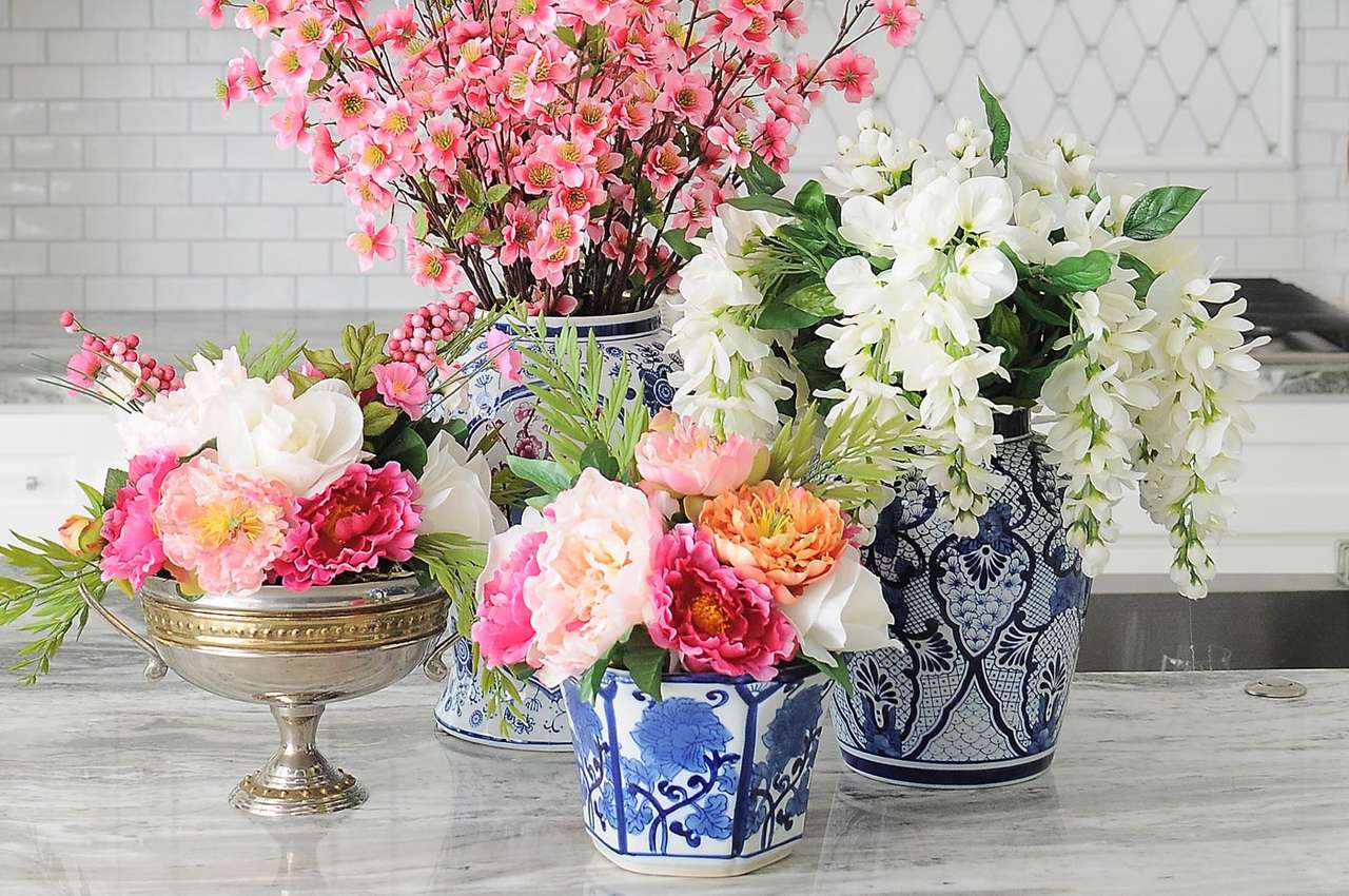 Schöne Blumenarrangements in Vasen und Schale Puzzlespiel online