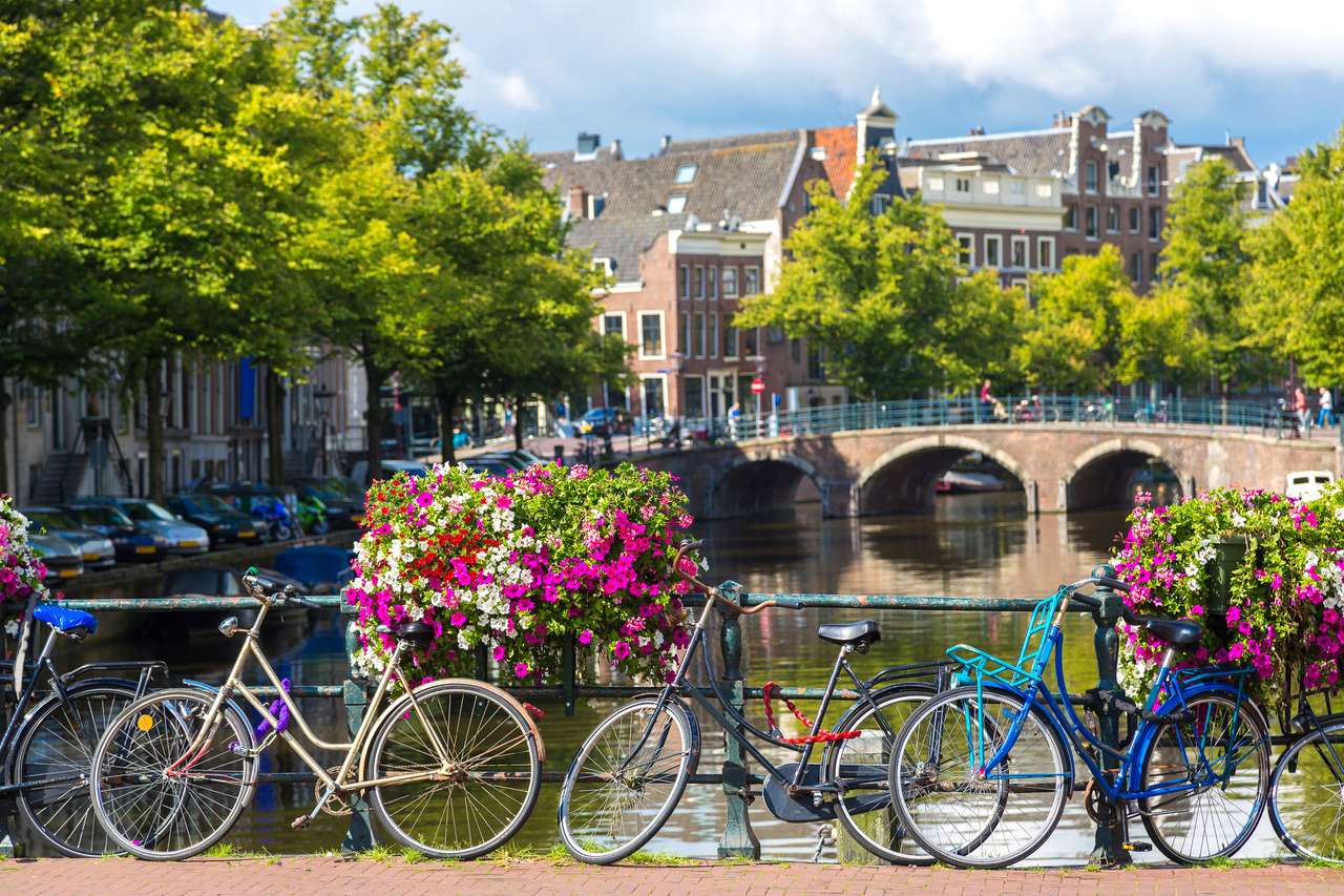 Jízdní kola na mostě v Amsterdamu skládačky online