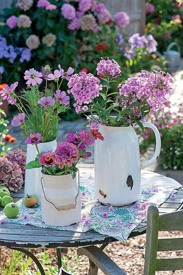 Floral arrangemang på trädgårdsbordet pussel på nätet