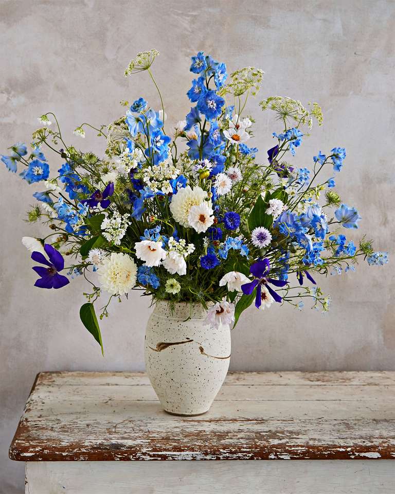 Flores brancas azuis em vaso branco puzzle online