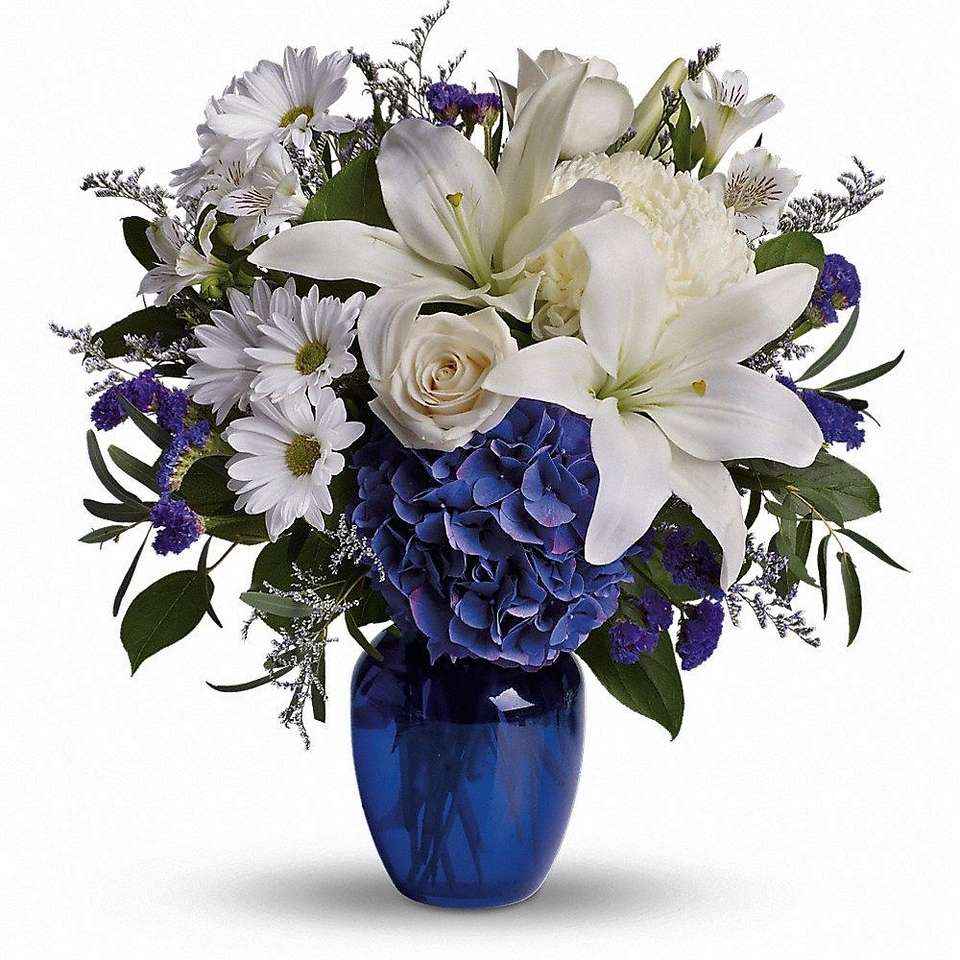 Сини бели цветя в синята ваза онлайн пъзел