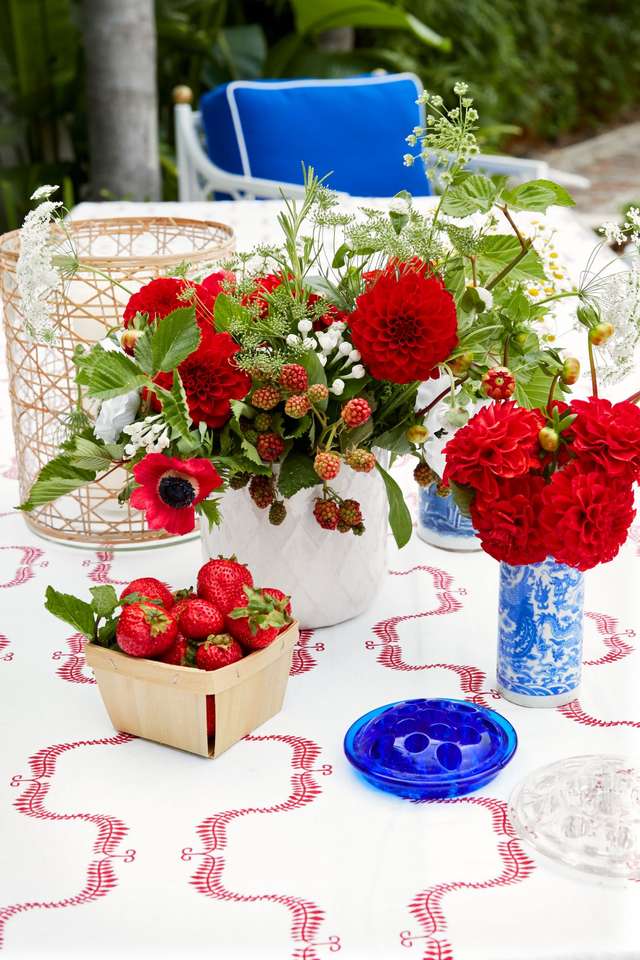 Blommor och jordgubbar på trädgårdsbordet Pussel online