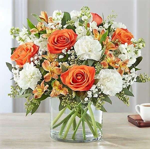 ガラスの花瓶に白オレンジ色の花の花束 ジグソーパズルオンライン