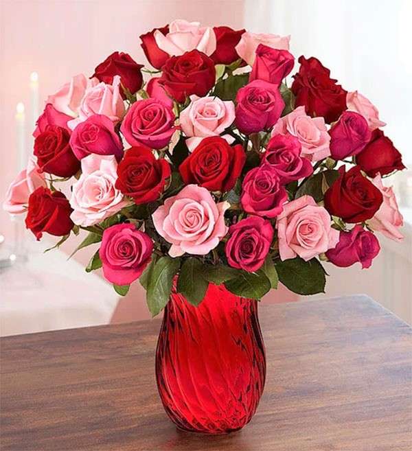 Blumenstrauss rote und rosa Rosen in roter Glasvas Puzzlespiel online