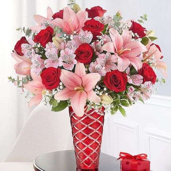 Bouquet de rosé et rouge dans le vase en verre rouge puzzle en ligne