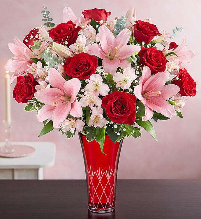 Букет от розе и червено в червена стъклена ваза онлайн пъзел