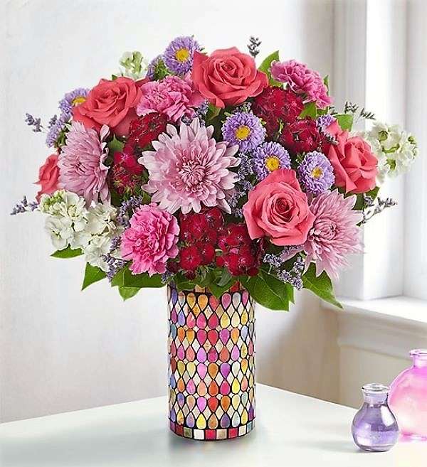 Букет красных розовых фиолетовых цветов в красивой вазе пазл онлайн