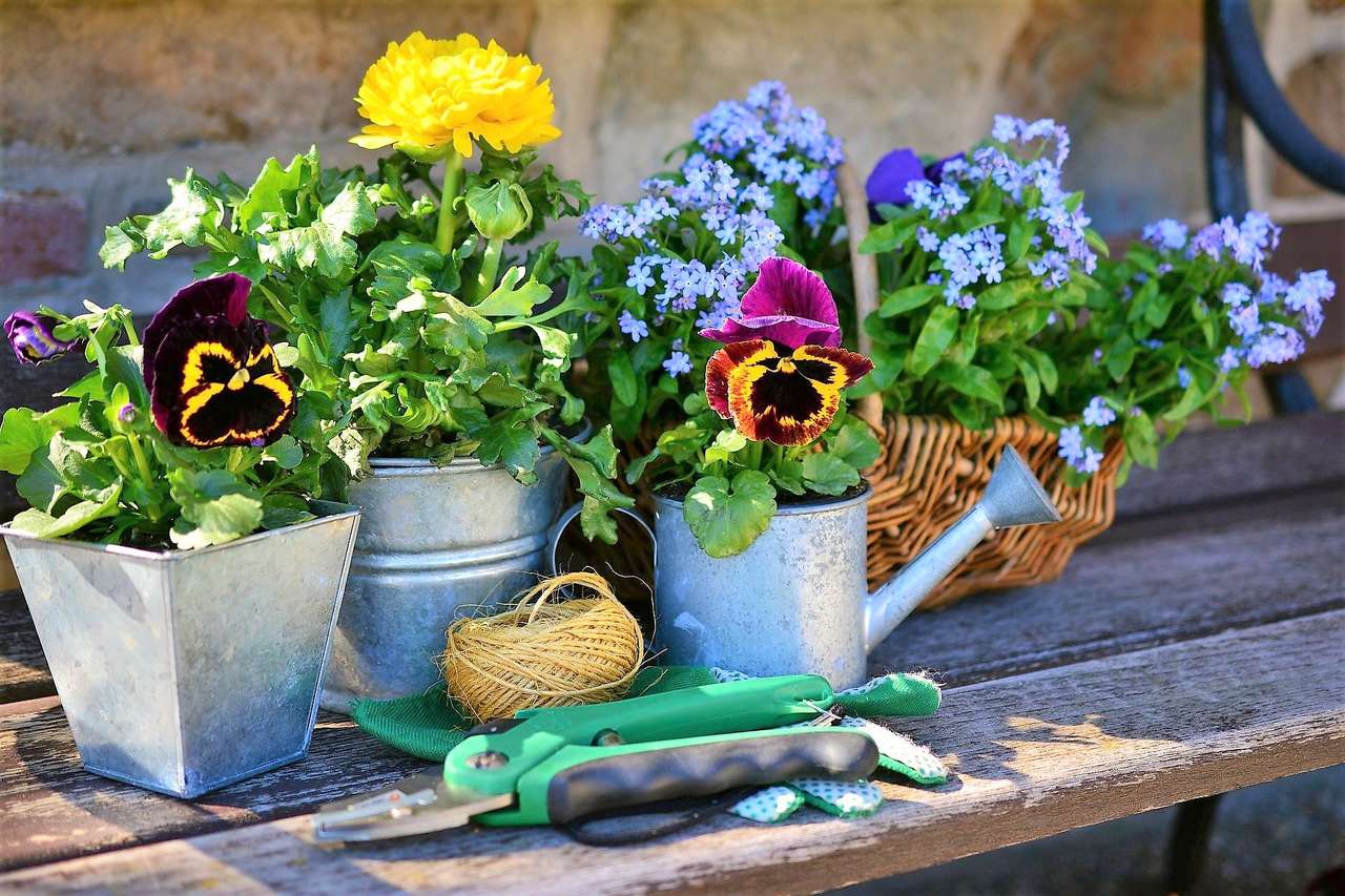 Blumenarrangements in Arbeitsecke am Haus Puzzlespiel online