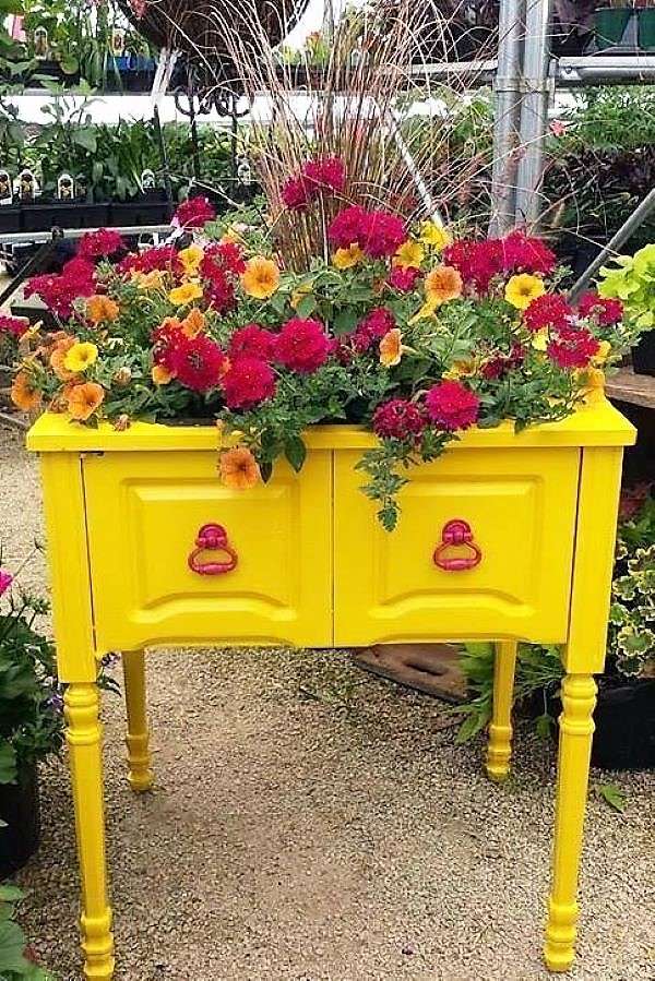 Bloemendecoratie op gele kast in de tuin legpuzzel online