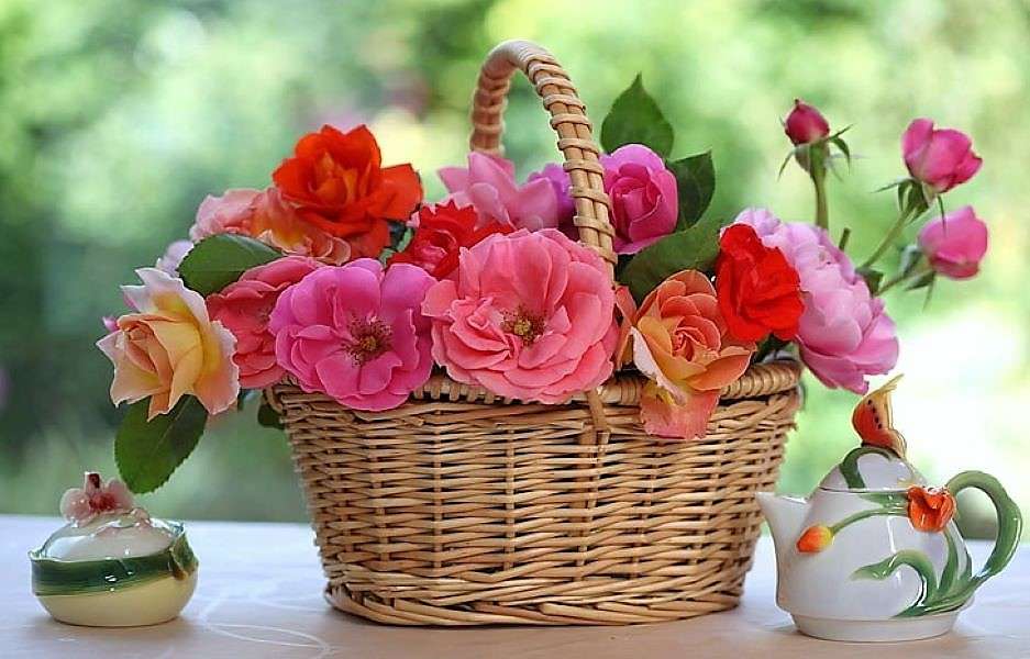 Blommarrangemang på trädgårdsbordet pussel på nätet
