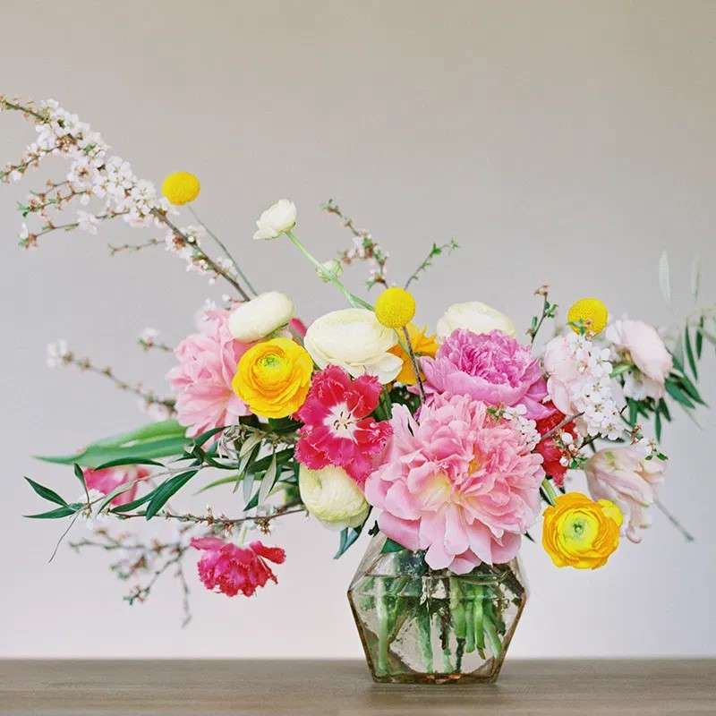 Blommarrangemang i glasvase pussel på nätet