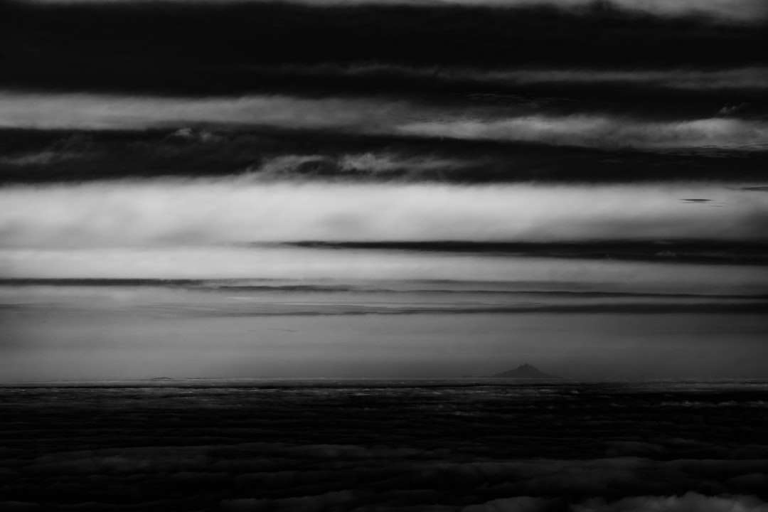 szürkeárnyalatos fotó felhők a tenger felett online puzzle