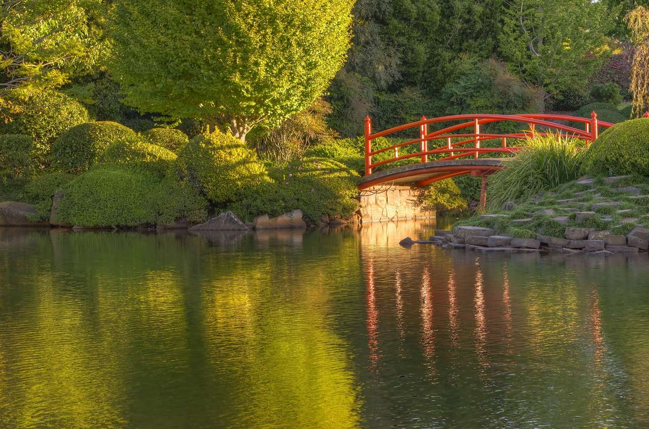 Puente en el jardín japonés. rompecabezas en línea
