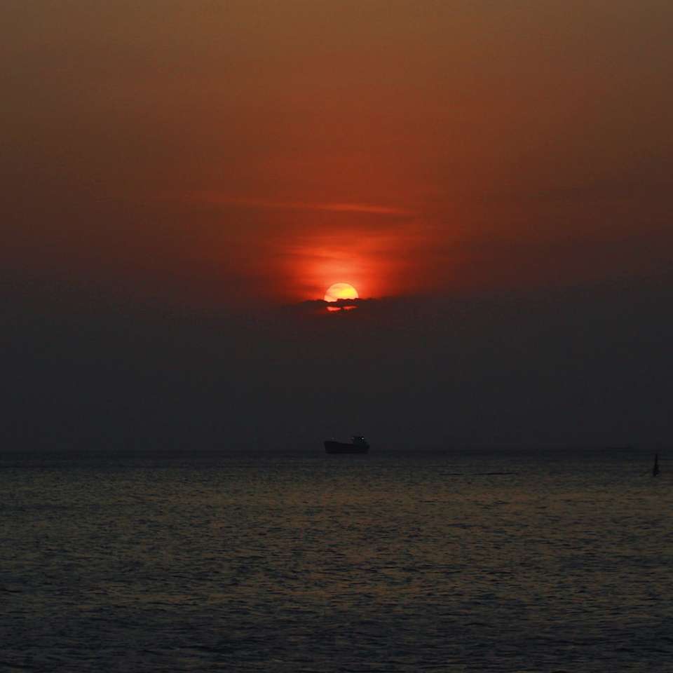 Silueta del barco en el mar durante la puesta del sol rompecabezas en línea