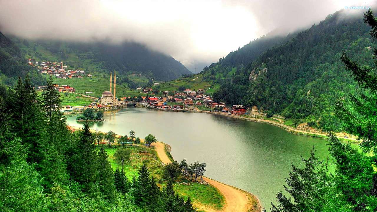 Ένα χωριό στη λίμνη στην Τουρκία παζλ online