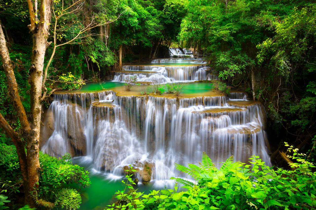 Wasserfall in Thailand. Puzzlespiel online