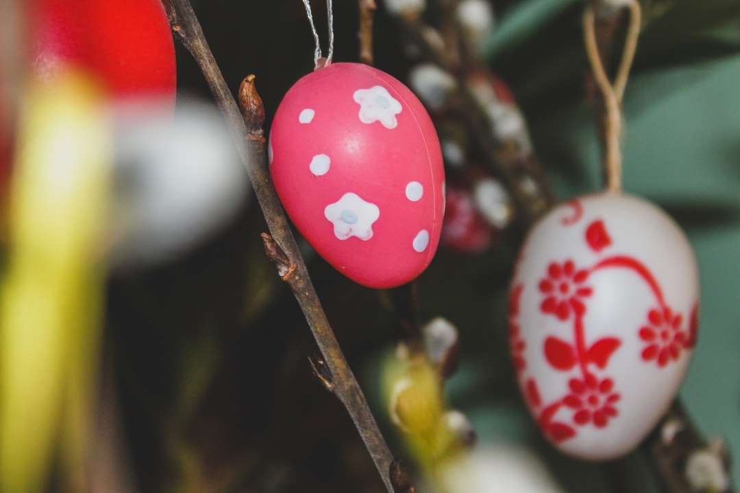 Κόκκινο και λευκό Polka Dot Στολίδι αυγών παζλ online