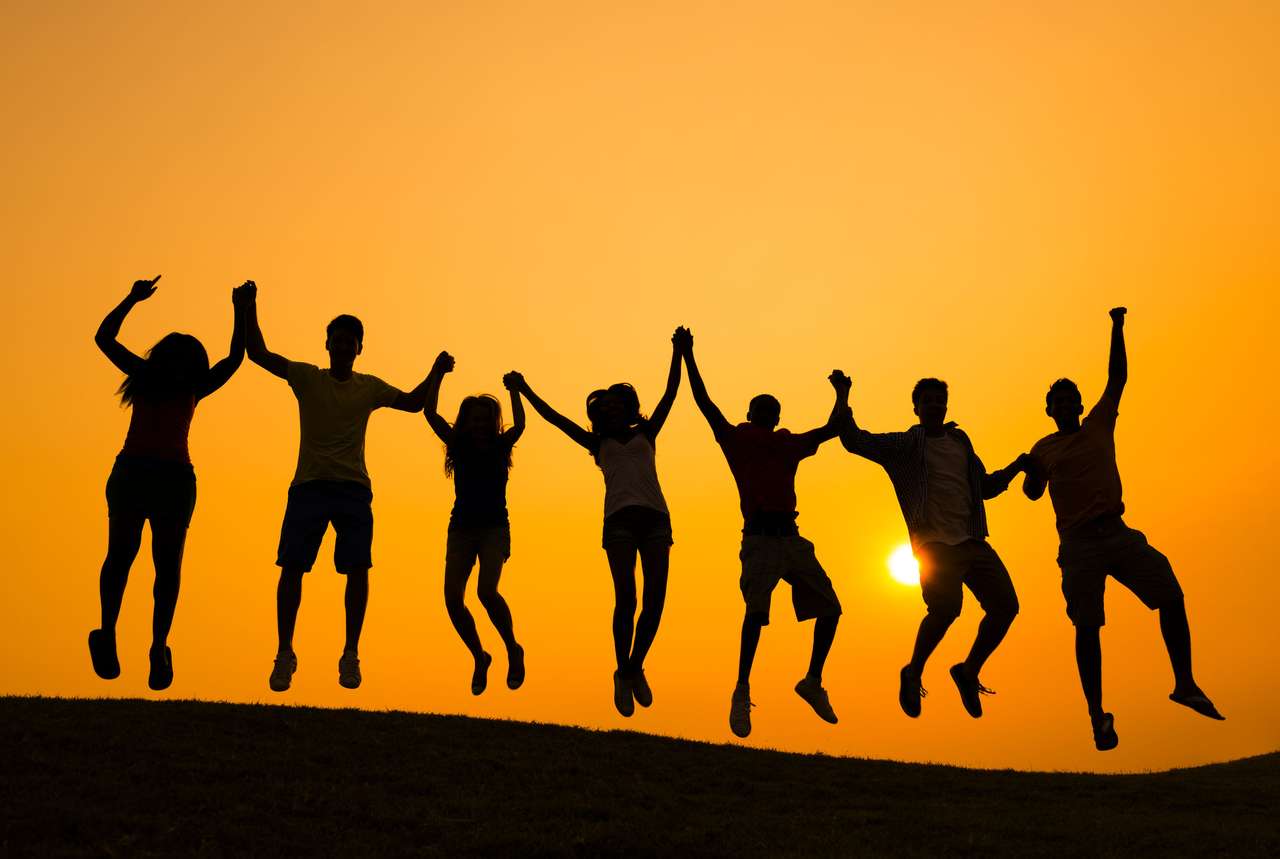 Хора, скачащи от щастие онлайн пъзел