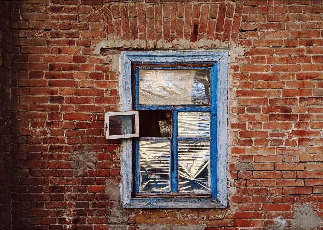 Λευκό ξύλινο παράθυρο από γυαλί πλαισιωμένο παζλ online