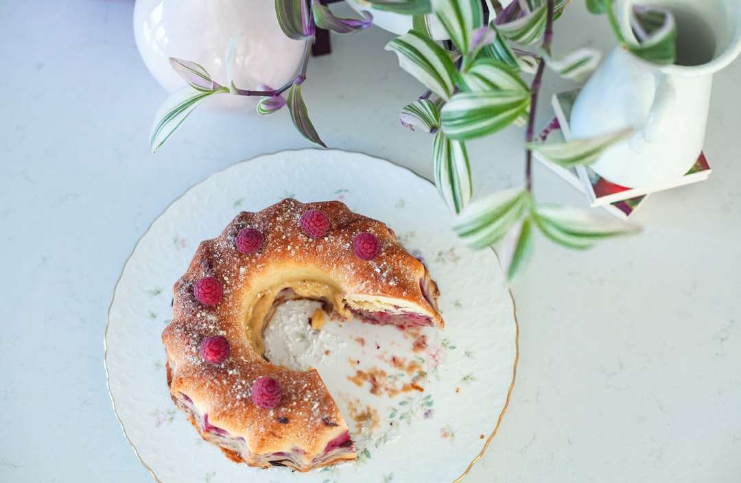 Ντόνατ σε λευκό κεραμικό πιάτο παζλ online