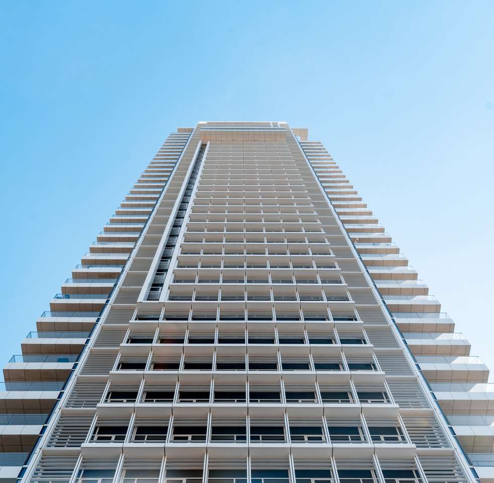 Clădirea din beton alb sub cerul albastru în timpul zilei puzzle online