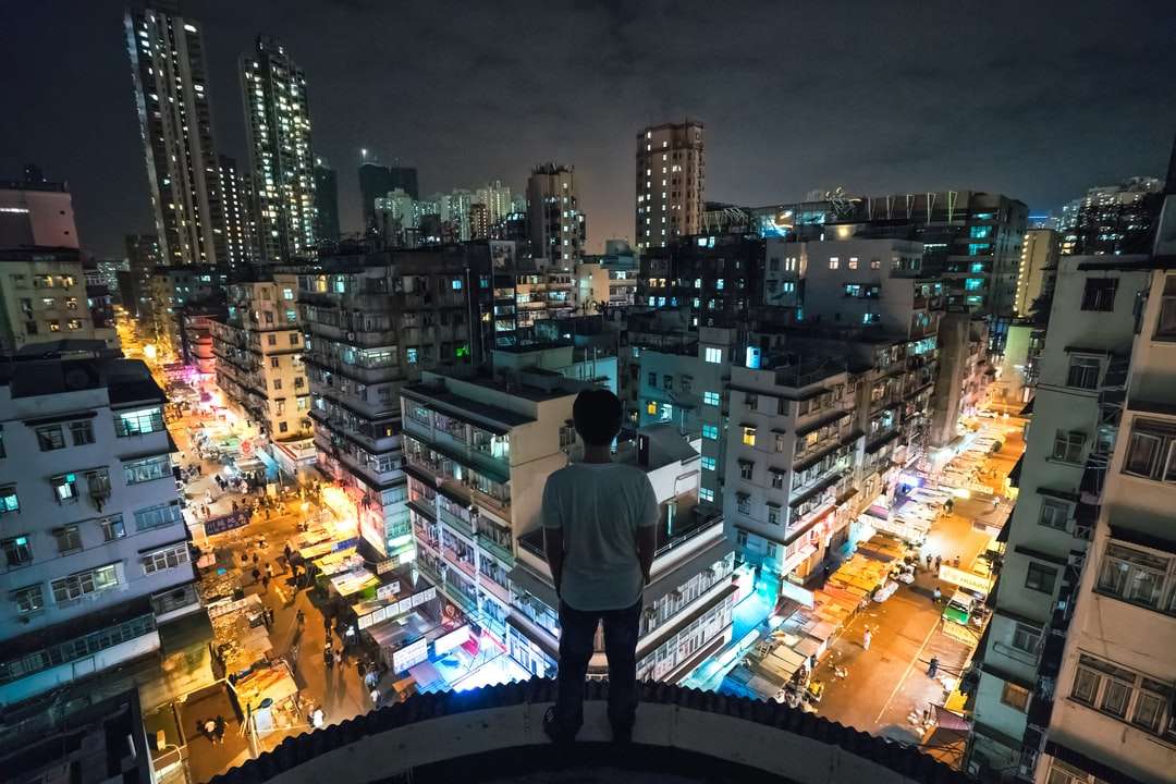 Omul în cămașă gri stând pe partea de sus a clădirii jigsaw puzzle online