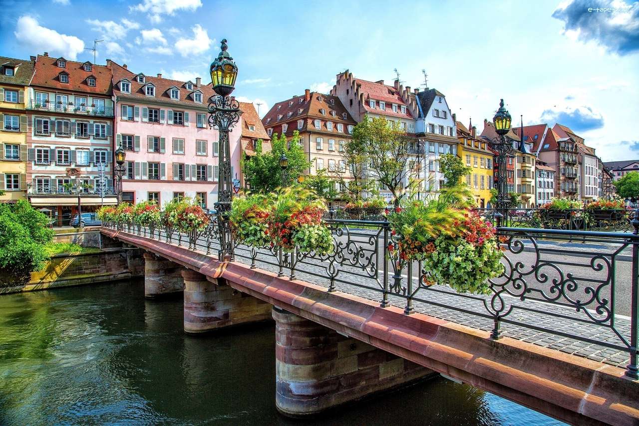 Bro och hyreshus i Strasbourg Pussel online