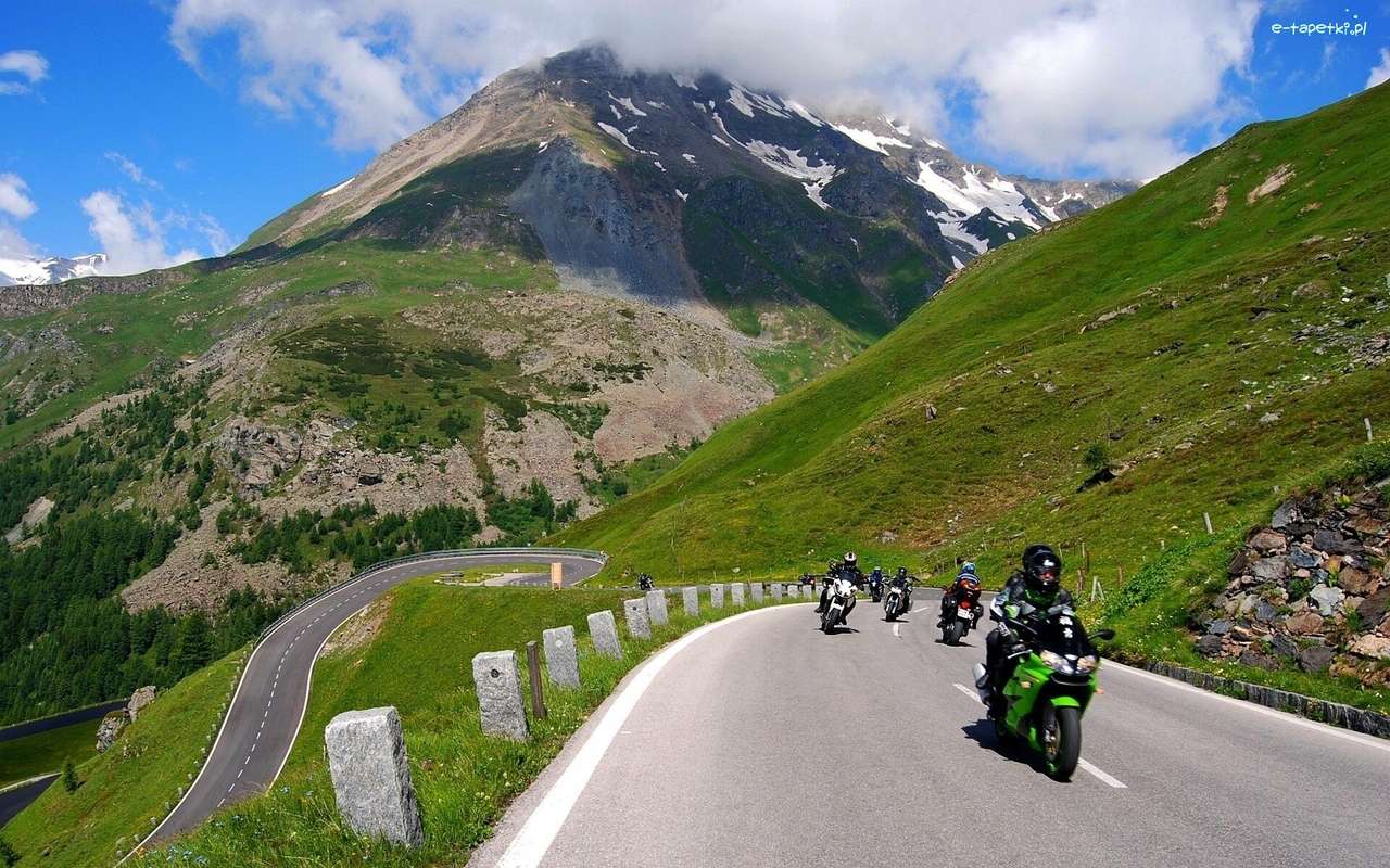 Мотоциклети в планините онлайн пъзел