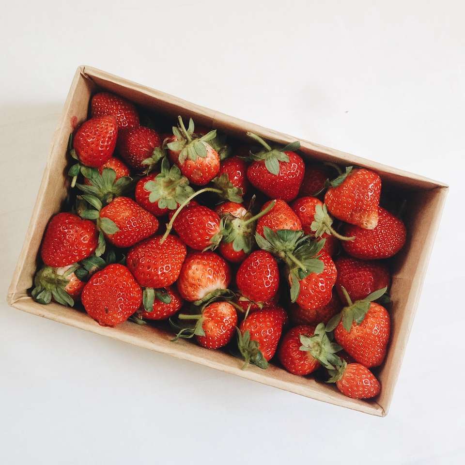 Erdbeeren in weißer rechteckiger Box Online-Puzzle