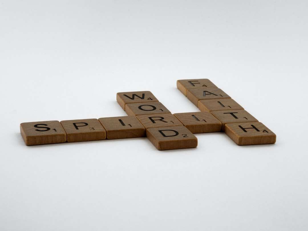 blocs de bois marron sur la surface blanche puzzle en ligne