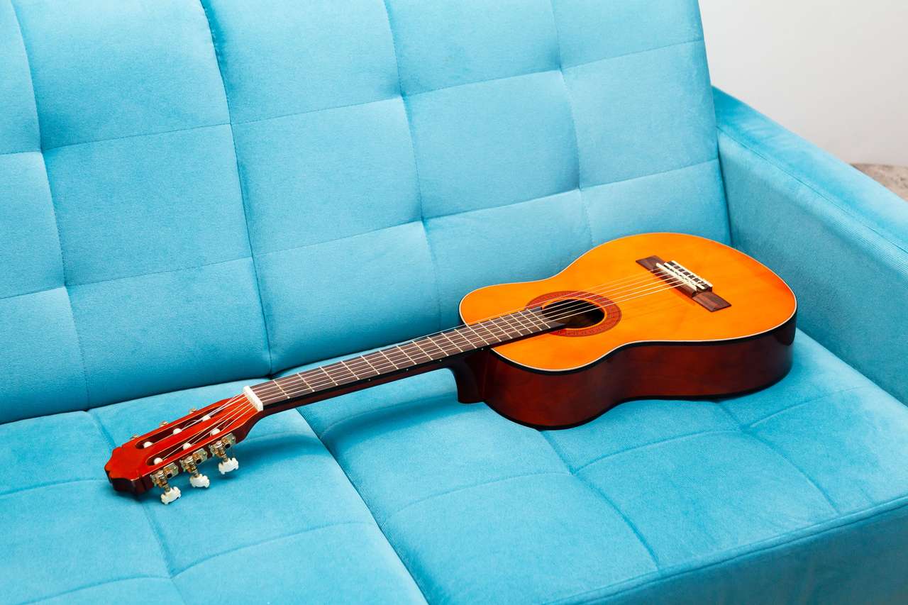 gitarr på soffan pussel på nätet