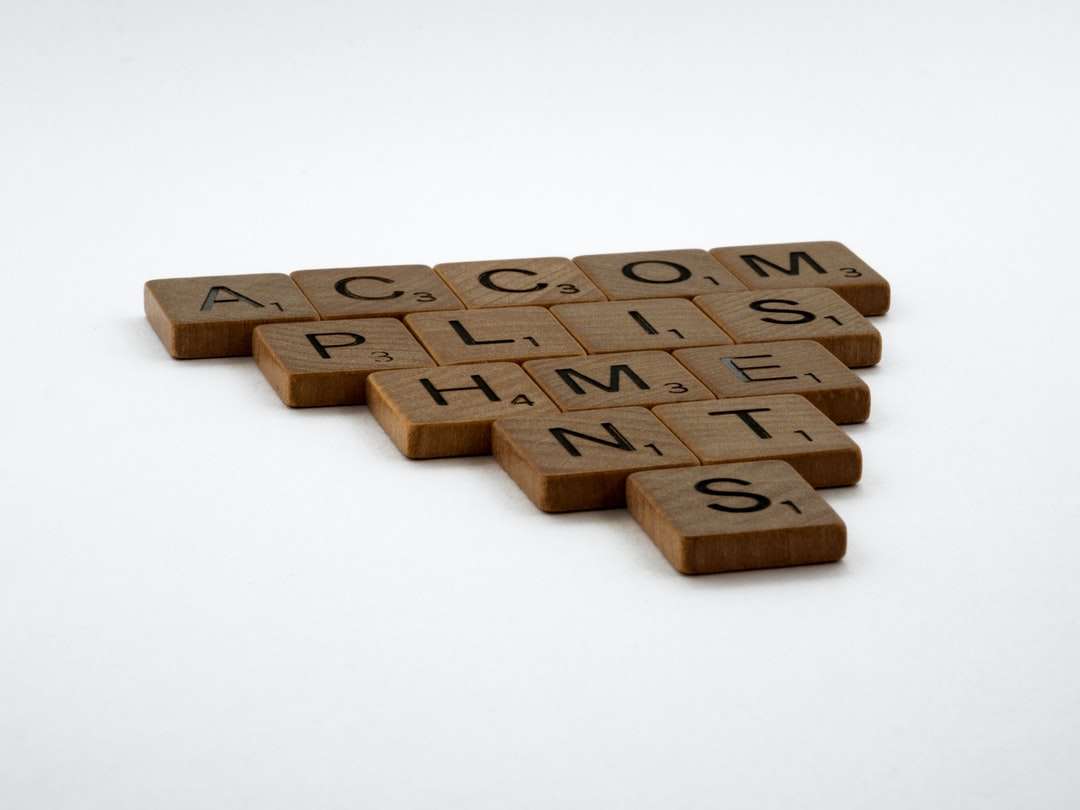 Blocchi di legno marroni sulla superficie bianca puzzle online