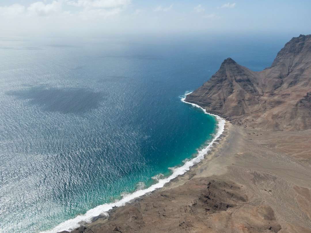 Въздушен изглед към синьо море през деня онлайн пъзел