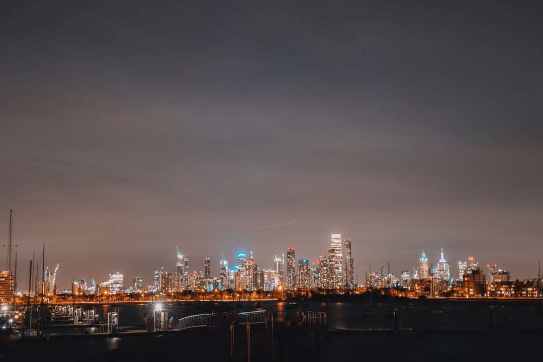 Stadt Skyline während der Nacht Puzzlespiel online